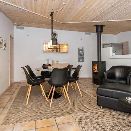 Three-bedroom Holiday In 21 Oksbøl