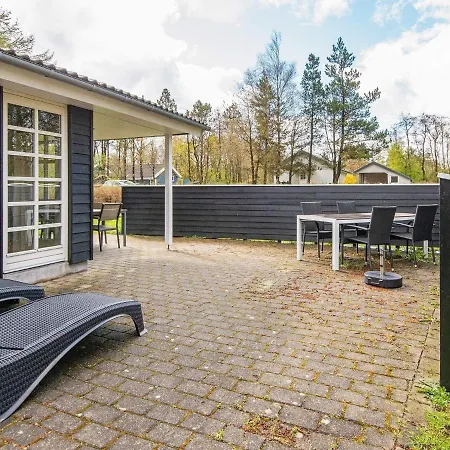 Three-bedroom Holiday In 21