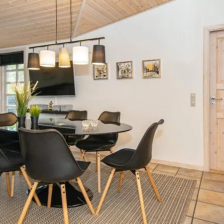 Three-bedroom Holiday In 21