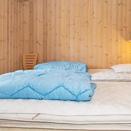 Three-bedroom Holiday In 21 *